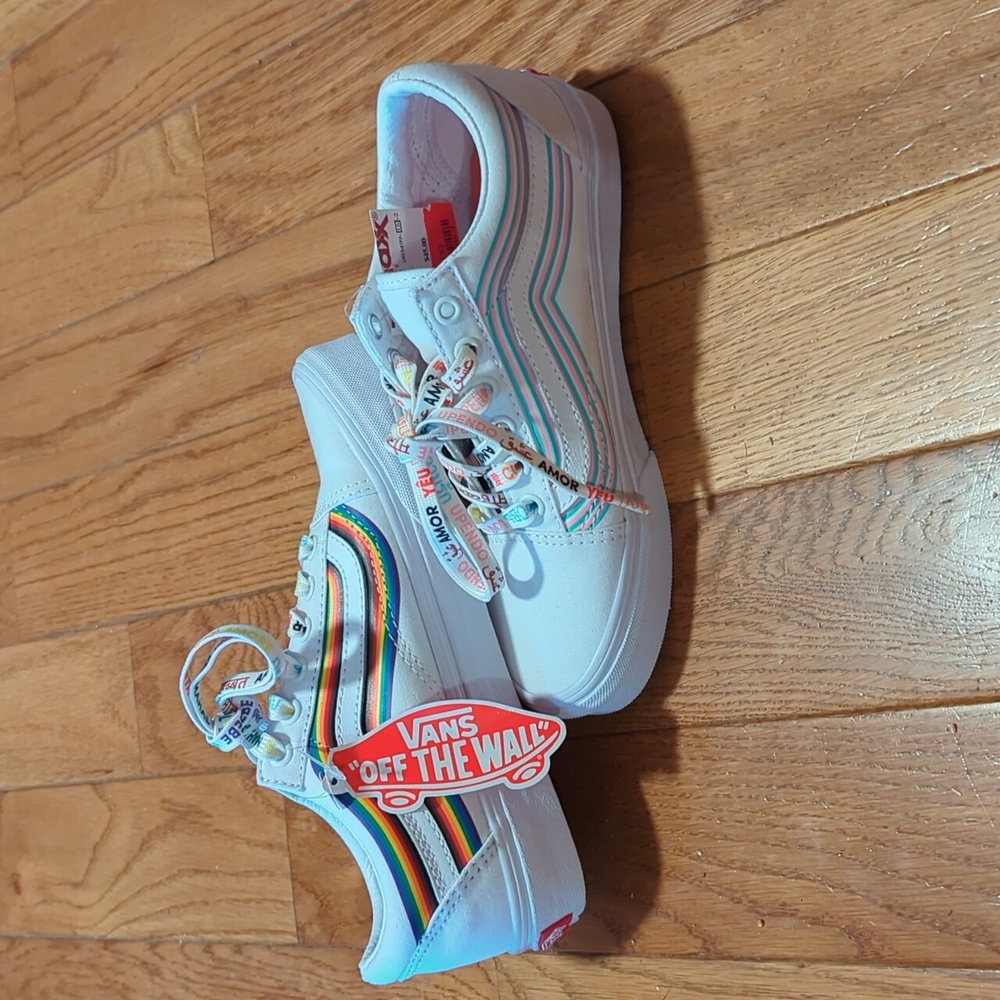 NWT VANS PRIDE LOW TOPS